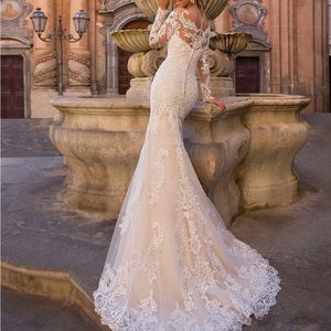 Wedding dress with detachable train